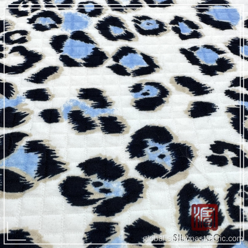 China Leopard Pattern Polyester Spandex Quilt Jacquard Knit Fabric Factory